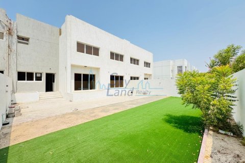 4 bedrooms Villa in Umm Suqeim, UAE No. 107570