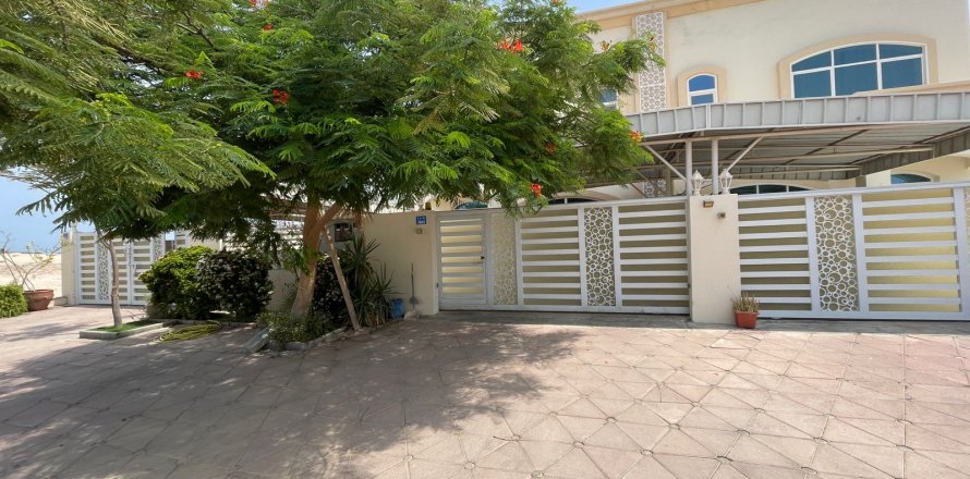 Villa Jumelée de 3 chambres à Muscat, Oman No. 109220