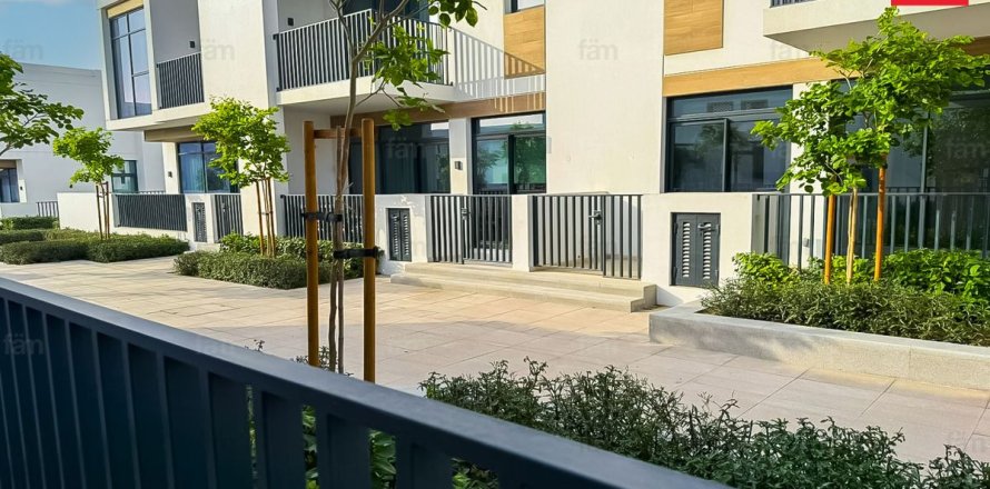 3 bedrooms Villa in Dubai, UAE No. 187158