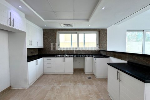 Вилла с 4 спальнями в Jumeirah Park Homes, ОАЭ №147973 8