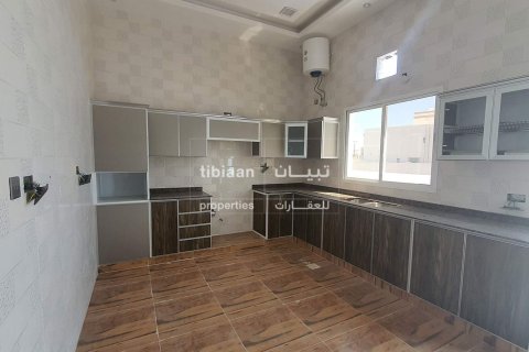 Villa de 7 dormitorios en As Sib, Oman No. 53700 4