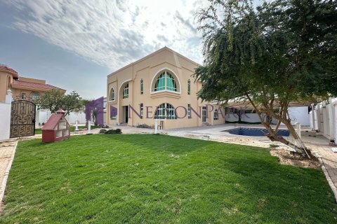 5 bedrooms Villa in Doha, Qatar No. 61017