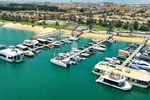 4 bedrooms Villa in Abu Dhabi Gate City, UAE No. 39175