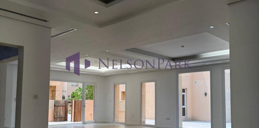 Villa de 4 dormitorios en Doha, Qatar No. 58534