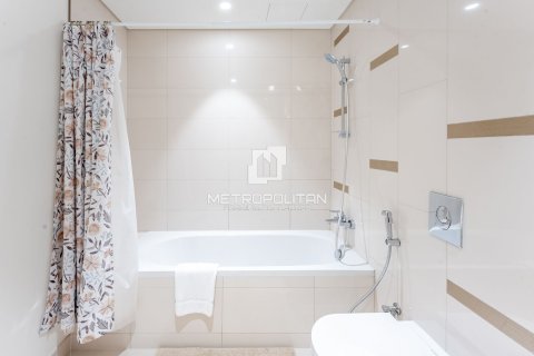 Apartment de 2 dormitorios en EMAAR Beachfront, UAE No. 130073 23