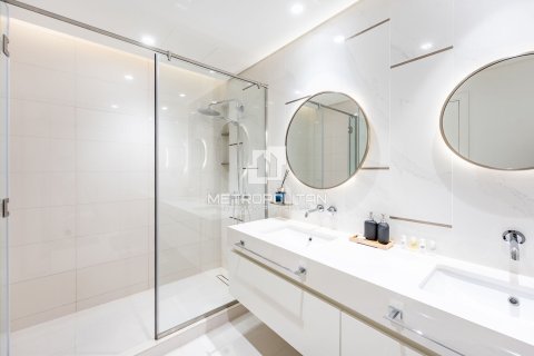Apartment de 2 dormitorios en EMAAR Beachfront, UAE No. 130073 15