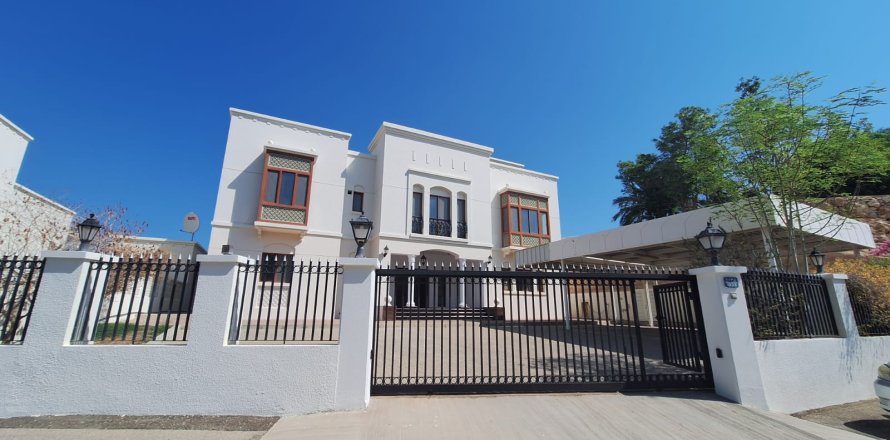 5 bedrooms Villa in Muscat, Oman No. 54768