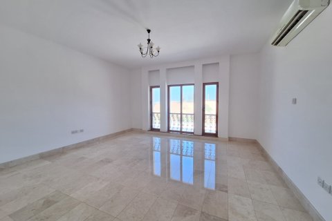 5 bedrooms Villa in Muscat, Oman No. 54768 3