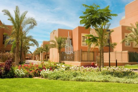 Вилла с 4 спальнями в Abu Dhabi Gate City, ОАЭ №37562 9