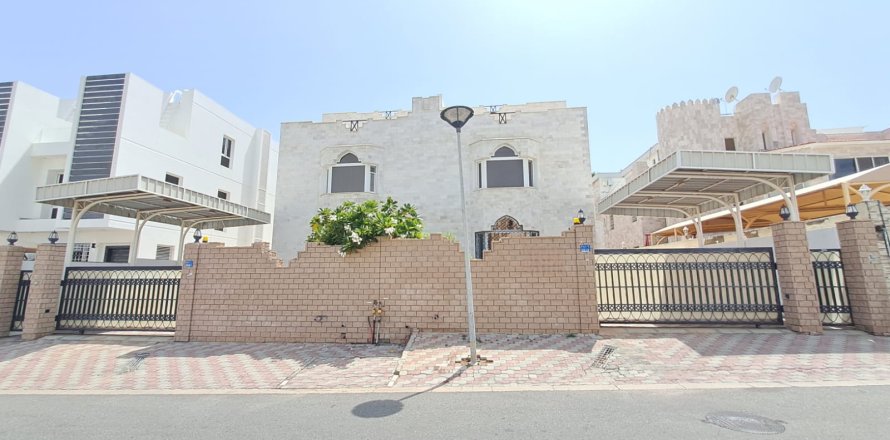 5 غرفة نوم  فيلا في Madinat as'Sultan Qaboos, عُمان رقم 62464