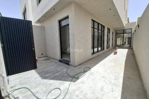 5 bedrooms Villa in Riyadh, Saudi Arabia No. 67370 3