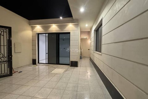 5 bedrooms Villa in Khobar, Saudi Arabia No. 59974 4