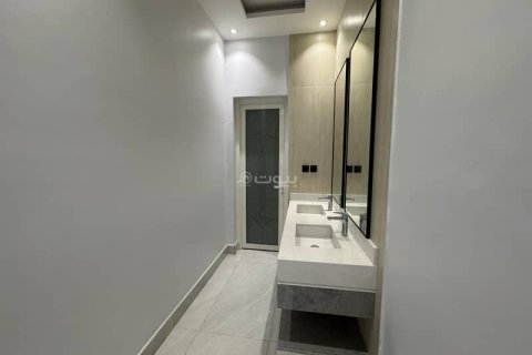 5 bedrooms Villa in Khobar, Saudi Arabia No. 59974 8