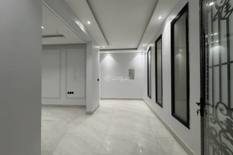 5 bedrooms Villa in Khobar, Saudi Arabia No. 59974 3