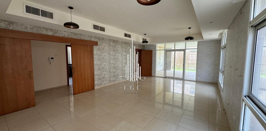 Villa de 4 chambres à Khalifa City, UAE No. 24829