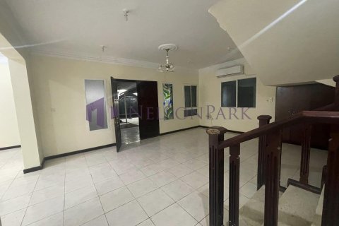 Villa de 4 chambres à Doha, Qatar No. 57466 15