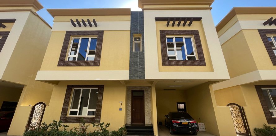 Townhouse de 4 dormitorios en As Sib, Oman No. 60777