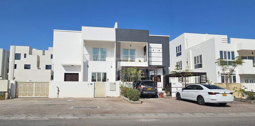 Villa Gemela de 4 dormitorios en As Sib, Oman No. 53626
