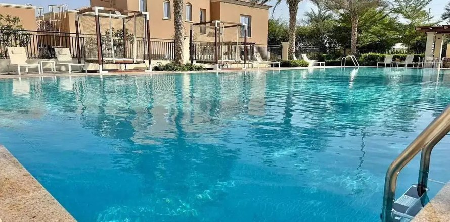 2 bedrooms Townhouse in Dubai, UAE No. 210104