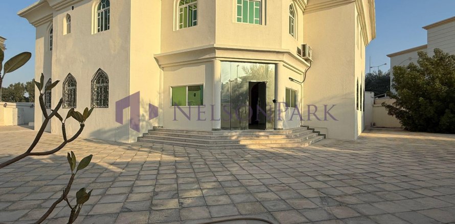 Villa de 7 dormitorios en Doha, Qatar No. 57242