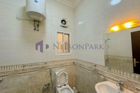 Villa de 6 dormitorios en Doha, Qatar No. 58229 9