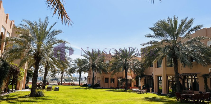 5 bedrooms Villa in Doha, Qatar No. 58275