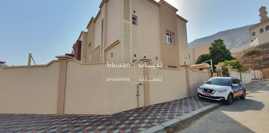 Villa Gemela de 4 dormitorios en Bawshar, Oman No. 53770