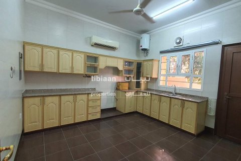 Villa Gemela de 4 dormitorios en Bawshar, Oman No. 53770 7