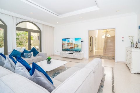 Вилла с 4 спальнями в Garden Homes, ОАЭ №128641 6