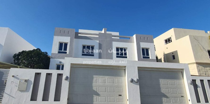 Villa Gemela de 4 dormitorios en As Sib, Oman No. 53325
