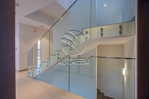 5 bedrooms Villa in Abu Dhabi, UAE No. 167984