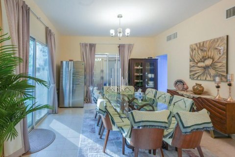 Villa de 4 dormitorios en Abu Dhabi, UAE No. 28018 6