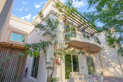 Villa de 4 dormitorios en Abu Dhabi, UAE No. 28018 3