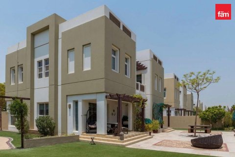 3 bedrooms Villa in Dubai, UAE No. 168723