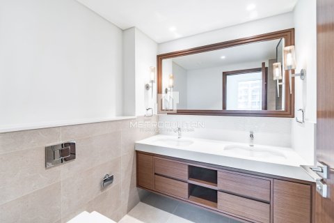 Appartement de 3 chambres à EMAAR Beachfront, UAE No. 128533 8