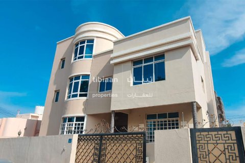 Villa de 11 dormitorios en As Sib, Oman No. 53329