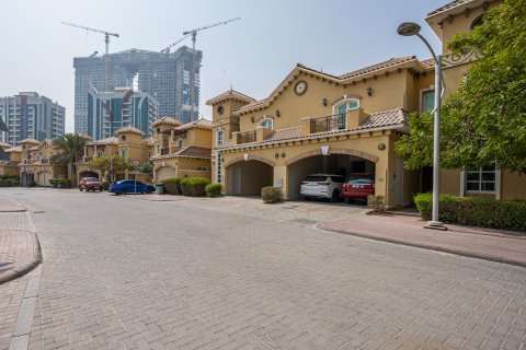 3 bedrooms Villa in Dubai Sports City, UAE No. 208672