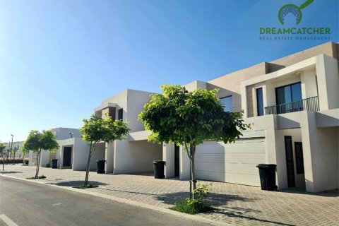 2 bedrooms Villa in Mina Al Arab, UAE No. 75469