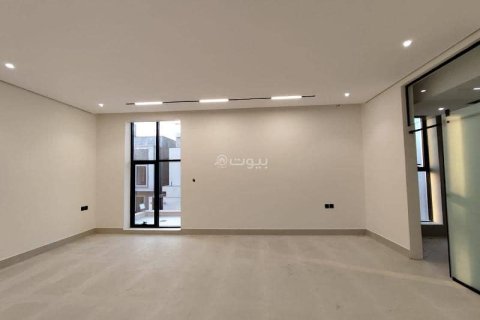 4 bedrooms Villa in Riyadh, Saudi Arabia No. 60379 11