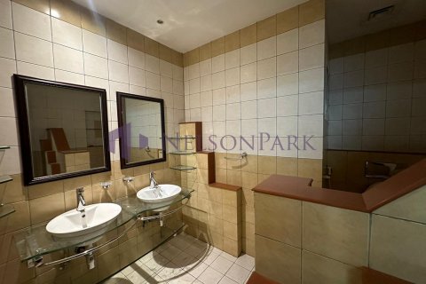 5 bedrooms Villa in Doha, Qatar No. 58024 3