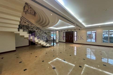 5 bedrooms Villa in Doha, Qatar No. 58024 9