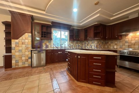 5 bedrooms Villa in Doha, Qatar No. 58024 11