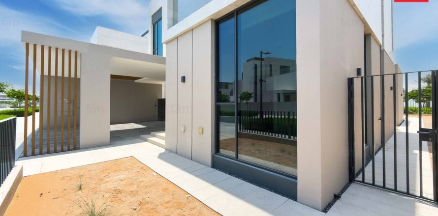 4 bedrooms Villa in Dubai, UAE No. 165576