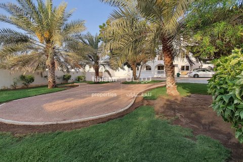 5 bedrooms Villa in Muscat, Oman No. 53999 3