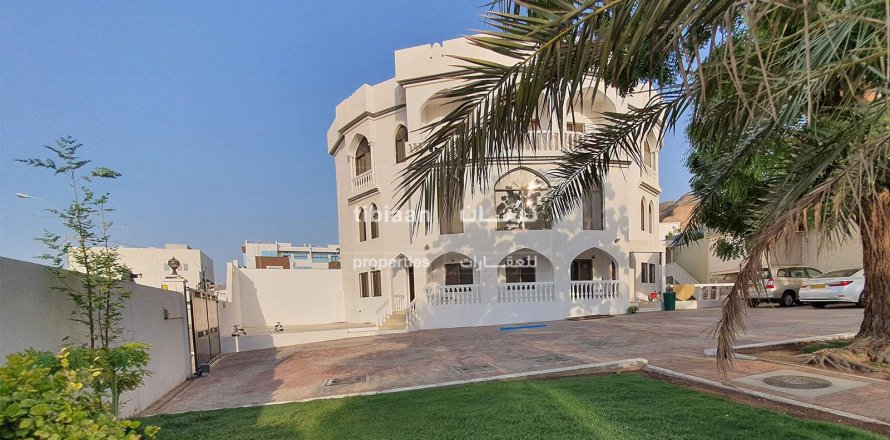 5 bedrooms Villa in Muscat, Oman No. 53999