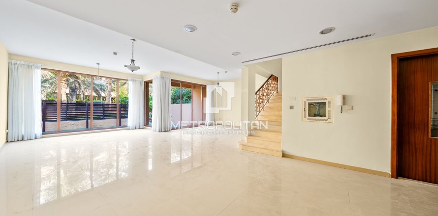 4 bedrooms Townhouse in Jumeirah Islands, UAE No. 128774