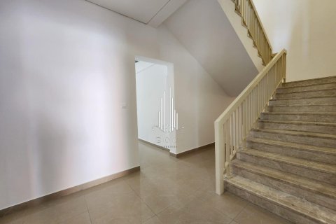 4 bedrooms Villa in Abu Dhabi Gate City, UAE No. 24613 18