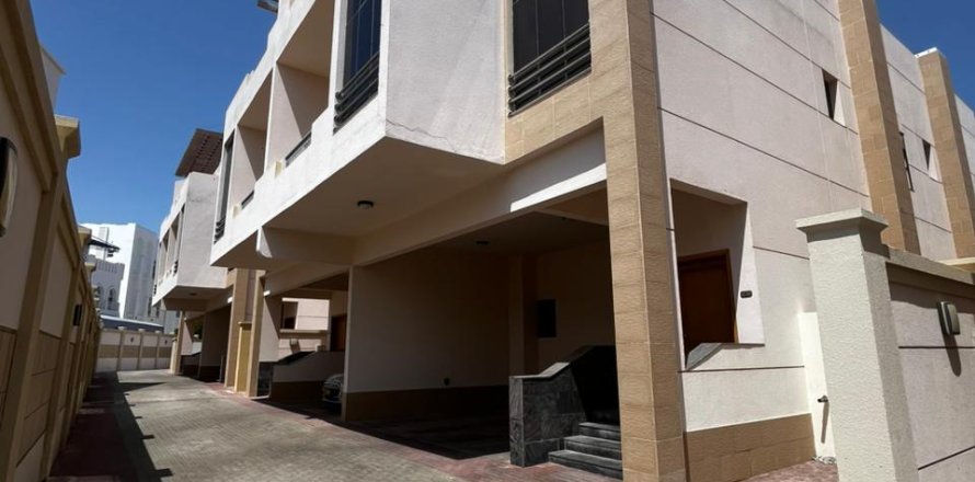 Townhouse de 5 dormitorios en Muscat, Oman No. 54795