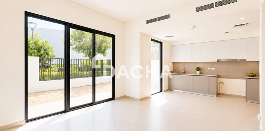 Townhouse de 4 dormitorios en EMAAR South, UAE No. 198485
