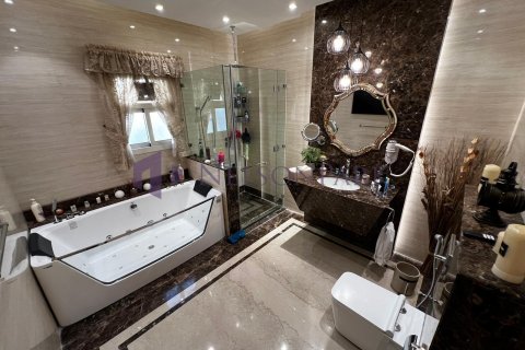 5 bedrooms Villa in Doha, Qatar No. 57195 16